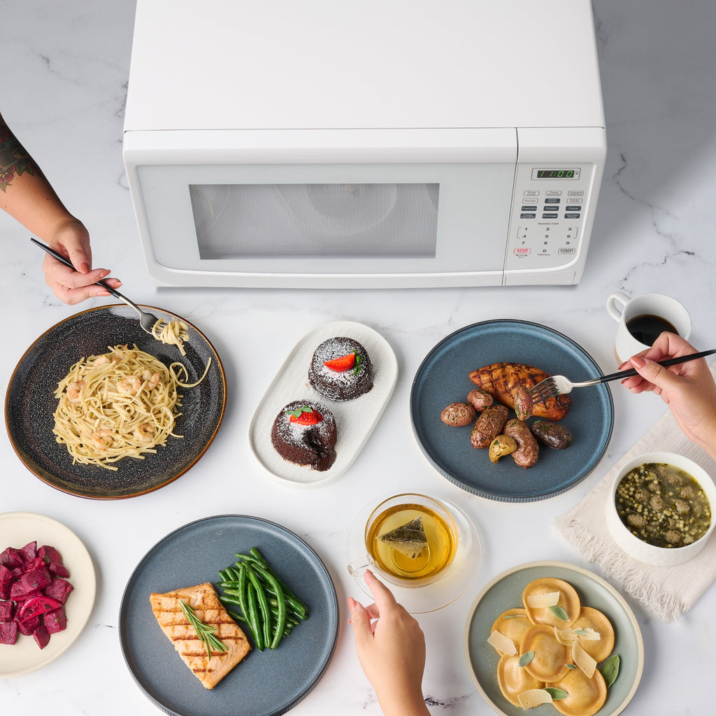 Farberware 1000-Watt 1,1 Kubikfuß (ca. 31 Liter) Mikrowellenherd für die Arbeitsplatte mit LED-Beleuchtung und Kindersicherung