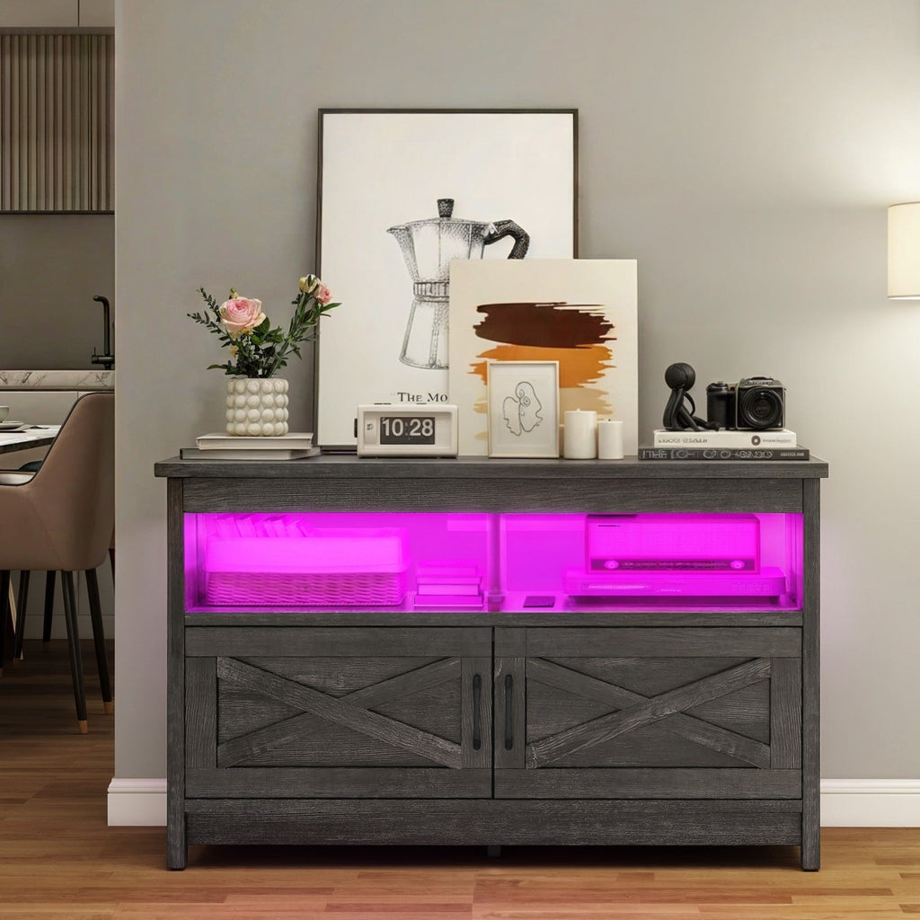 TV-Ständer im Landhausstil für Fernseher bis zu 65 Zoll mit Türen und offenen Regalen, Medienkonsole mit Steckdose