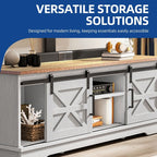 TV-Ständer im Landhausstil für Fernseher bis zu 65 Zoll mit Türen und offenen Regalen, Medienkonsole mit Steckdose